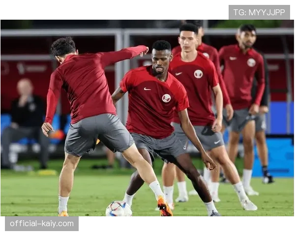 特写：看台上多家俱乐部球探聚焦，记录关键战的每一次定位球攻防