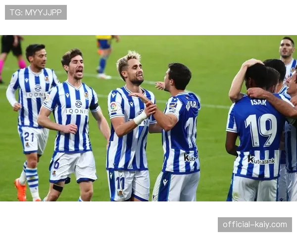 皇家社会训练课重点演练由守转攻的第一下出球